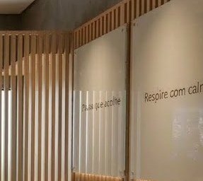 Detalhe: painéis com mensagens em vidro fosco.